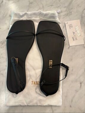 TKEES Black Thin-Strap Square-Toe Flat Sandals